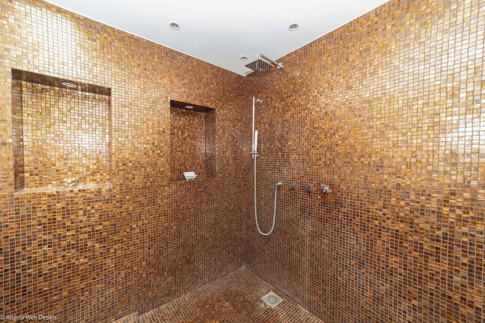 King size bed, air conditioning, HD-TV, Apple TV, safe, dressing room. En-suite bathroom, rain shower, sink. The bedroom opens onto the terrace. 