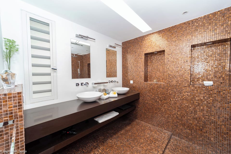 King size bed, air conditioning, HD-TV, Apple TV, safe, dressing room. En-suite bathroom, rain shower, sink. The bedroom opens onto the terrace. 