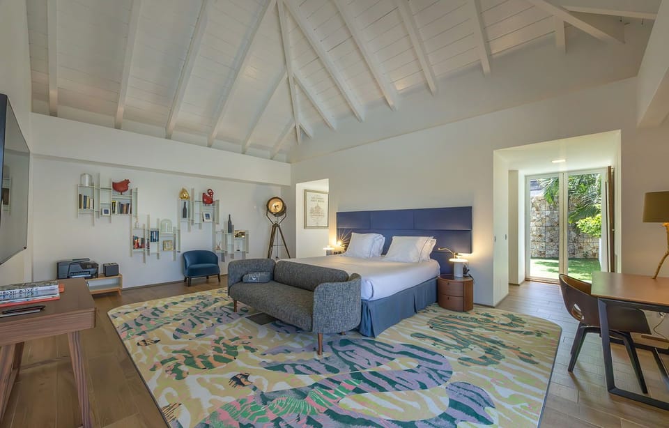 On the main level. King size bed, air conditioning, HD-TV, Apple TV, Dish Network, dressing room, programmable safe. Adjoining bathroom with shower, double basin, outdoor shower, hair dryer, towels and beach towels. The bedroom opens onto the terrace wher