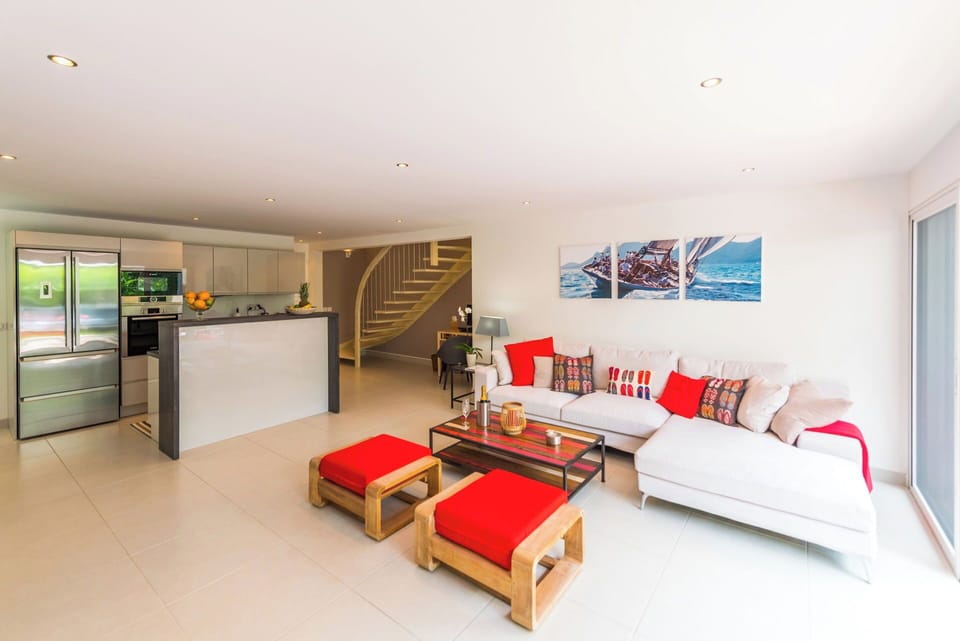Air-conditioning, HD-TV, Dish Network, Apple TV, Bose surround system.