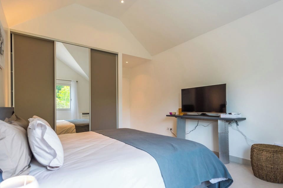 On the upper level. Queen size bed, air-conditioning, safe. Ensuite Bathroom, rain head shower, hair dryer.