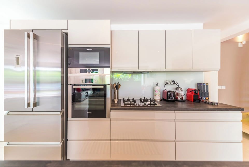 Fully equipped with electric oven, gas stove, microwave, fridge and freezer, toaster, blender, juicer, coffee machine, mixer, scale, Hood.