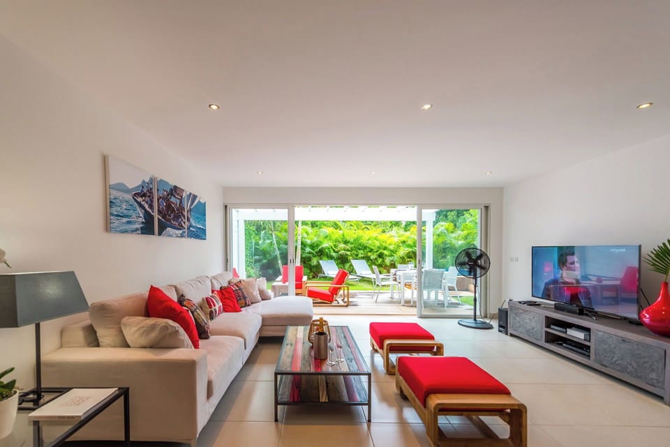 Air-conditioning, HD-TV, Dish Network, Apple TV, Bose surround system.