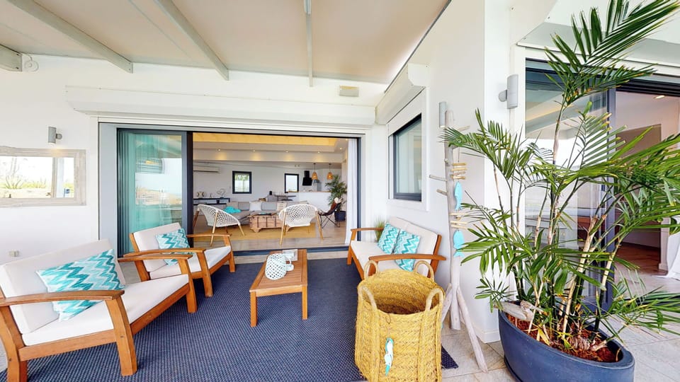 Air-conditioned living room with HD-TV, French satellite, Apple TV. 