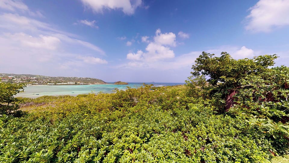 Nice tropical garden surrounding the property. Private parking at the entrance of the villa. Note the villa needs a 4x4 for the access. 