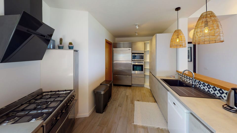 Fully equipped and air-conditioned kitchen. Electric oven, gas stove, microwave, refrigerator, mixer, centrifuge, freezer, dishwasher, Nespresso machine, blender, kettle, toaster, breakfast bar. Dining table for 6 guests in the living room. Outdoor dining