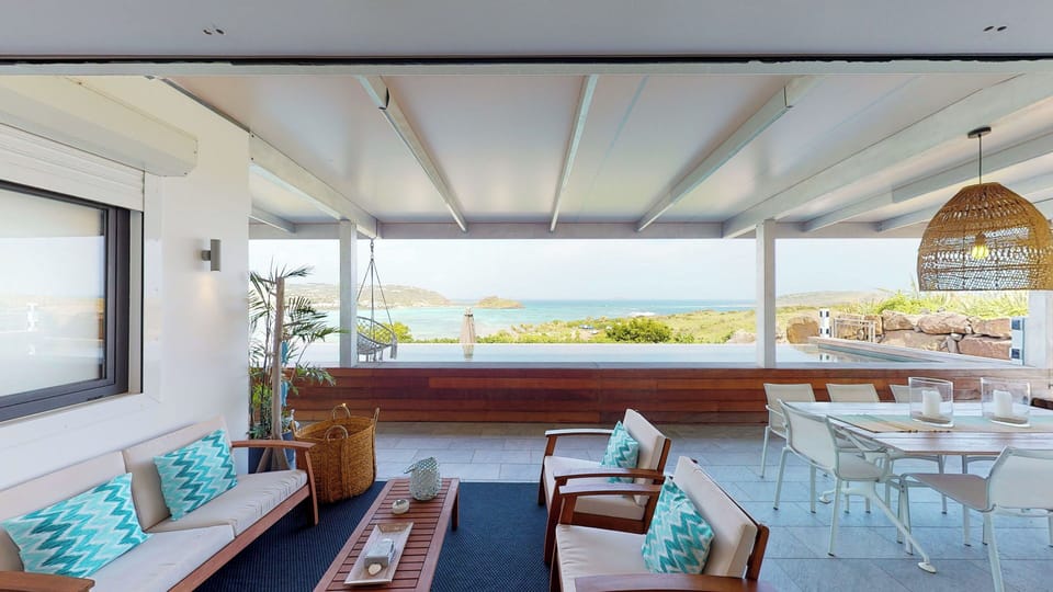 Air-conditioned living room with HD-TV, French satellite, Apple TV. 