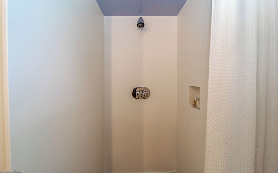 Located in a separate cottage. King size bed (can be prepared with 2 single beds upon request), air conditioning, ceiling fan, safe, desk, dressing and small fridge. Ensuite bathroom with regular shower, wash basin, hairdryer, bathrobes, towels and beach 