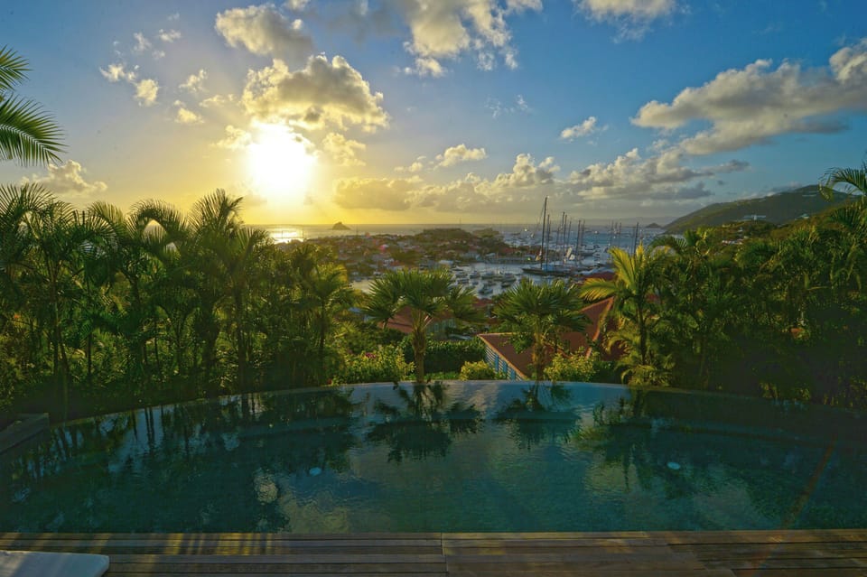 Beautiful pool, expansive terrace with sun loungers, deck chairs. Breathtaking views over Gustavia. Heated jacuzzi next to the living room.