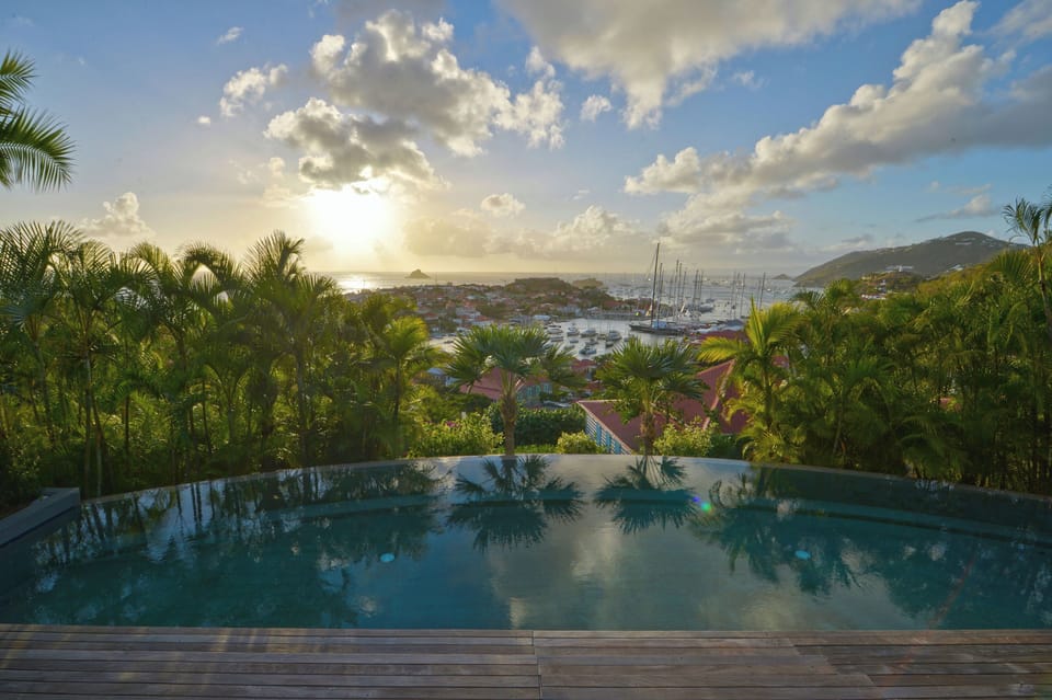 Beautiful pool, expansive terrace with sun loungers, deck chairs. Breathtaking views over Gustavia. Heated jacuzzi next to the living room.