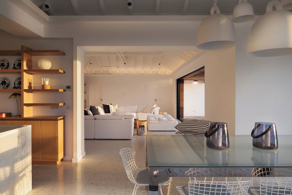 Modern and fully equipped. Air conditioning, electric oven, induction cooker, microwave, refrigerator and freezer, ice machine, dishwasher, filter coffee maker and coffee machine Nespresso, toaster, mixer, electric fruit press, electric kettle. Outdoor di