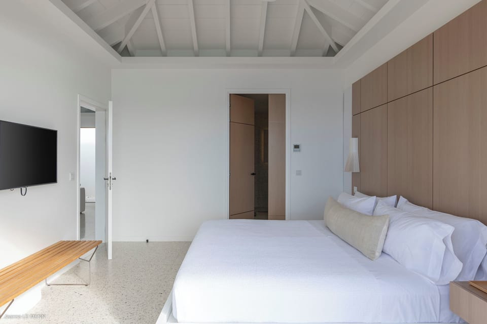 On the main level. The bedroom is connecting to the living area. King size bed, air conditioning, HD-TV, Dish Network, safe. Ensuite bathroom with a shower. Ocean view.