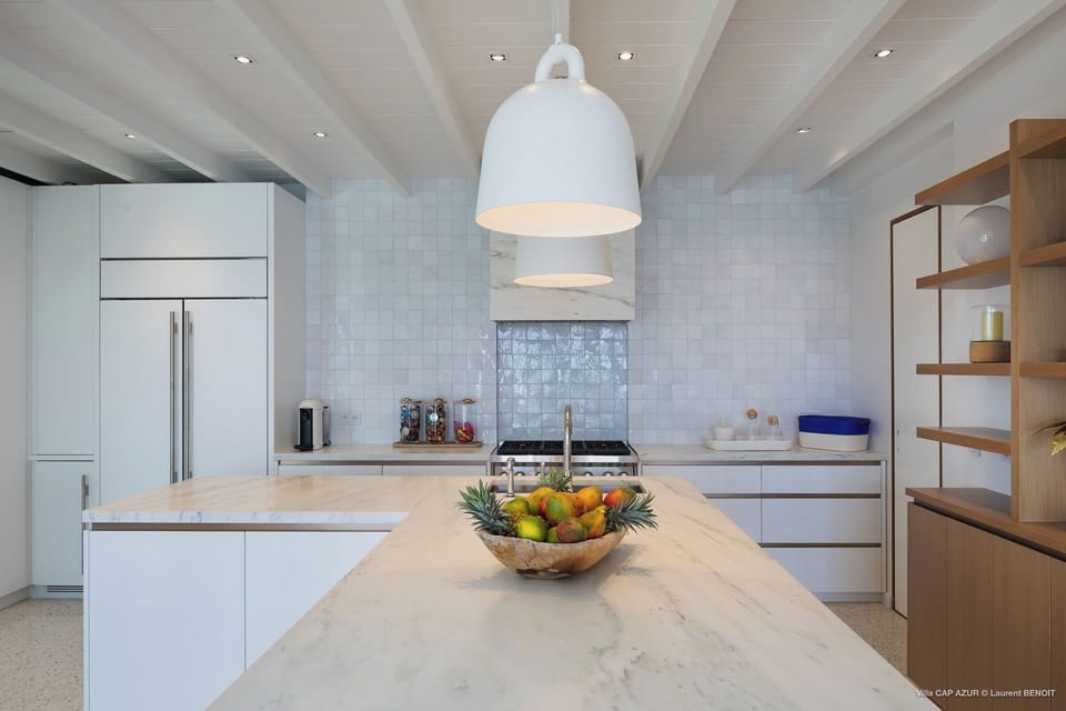 Modern and fully equipped. Air conditioning, electric oven, induction cooker, microwave, refrigerator and freezer, ice machine, dishwasher, filter coffee maker and coffee machine Nespresso, toaster, mixer, electric fruit press, electric kettle. Outdoor di