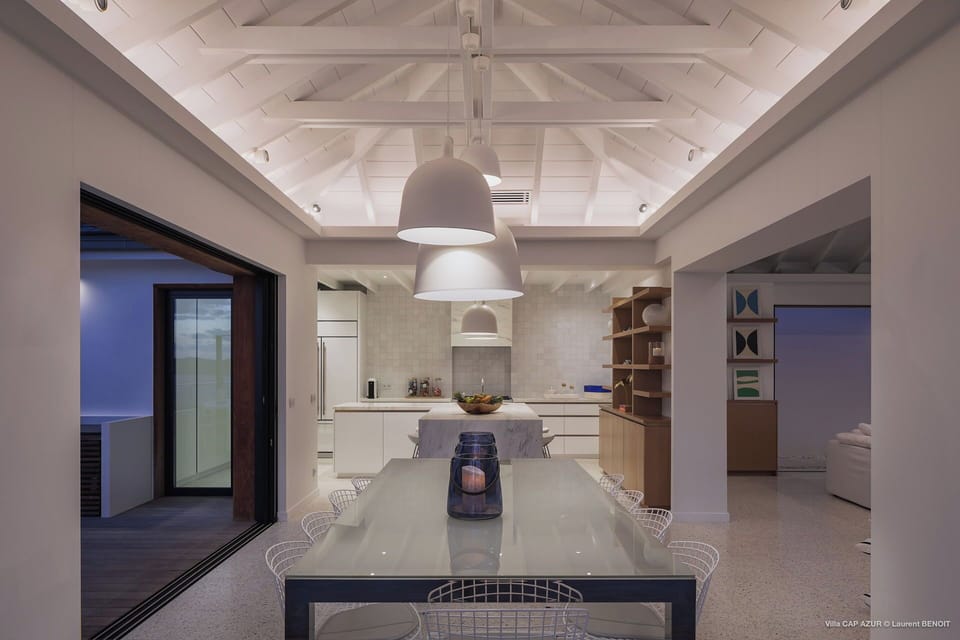Modern and fully equipped. Air conditioning, electric oven, induction cooker, microwave, refrigerator and freezer, ice machine, dishwasher, filter coffee maker and coffee machine Nespresso, toaster, mixer, electric fruit press, electric kettle. Outdoor di