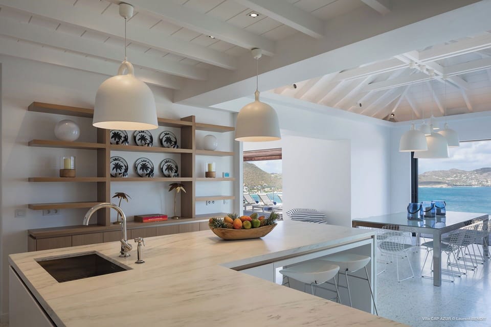 Modern and fully equipped. Air conditioning, electric oven, induction cooker, microwave, refrigerator and freezer, ice machine, dishwasher, filter coffee maker and coffee machine Nespresso, toaster, mixer, electric fruit press, electric kettle. Outdoor di