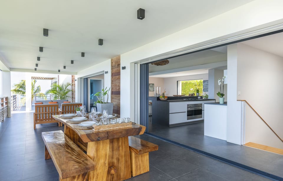 Fully equipped with bar, electric oven, gas stove, dishwasher, fridge and freezer, ice machine, microwave, toaster, filter coffee maker, and espresso coffee machine, blender, electric fruit press. Breakfast bar with stools. Outdoor dining table for 6 gues