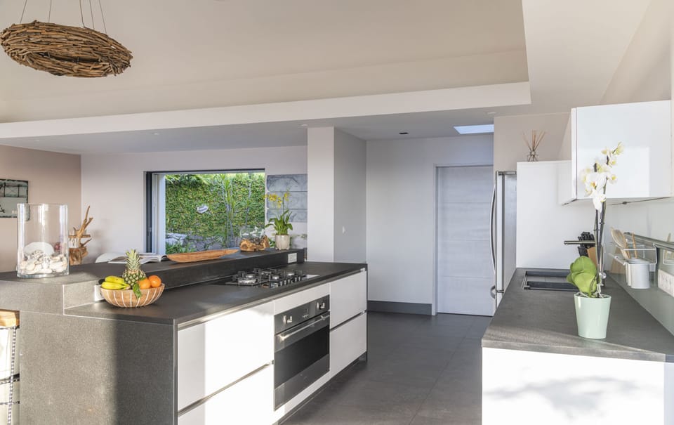 Fully equipped with bar, electric oven, gas stove, dishwasher, fridge and freezer, ice machine, microwave, toaster, filter coffee maker, and espresso coffee machine, blender, electric fruit press. Breakfast bar with stools. Outdoor dining table for 6 gues