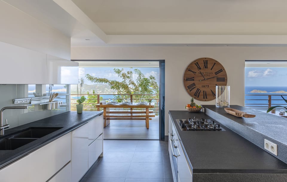 Fully equipped with bar, electric oven, gas stove, dishwasher, fridge and freezer, ice machine, microwave, toaster, filter coffee maker, and espresso coffee machine, blender, electric fruit press. Breakfast bar with stools. Outdoor dining table for 6 gues