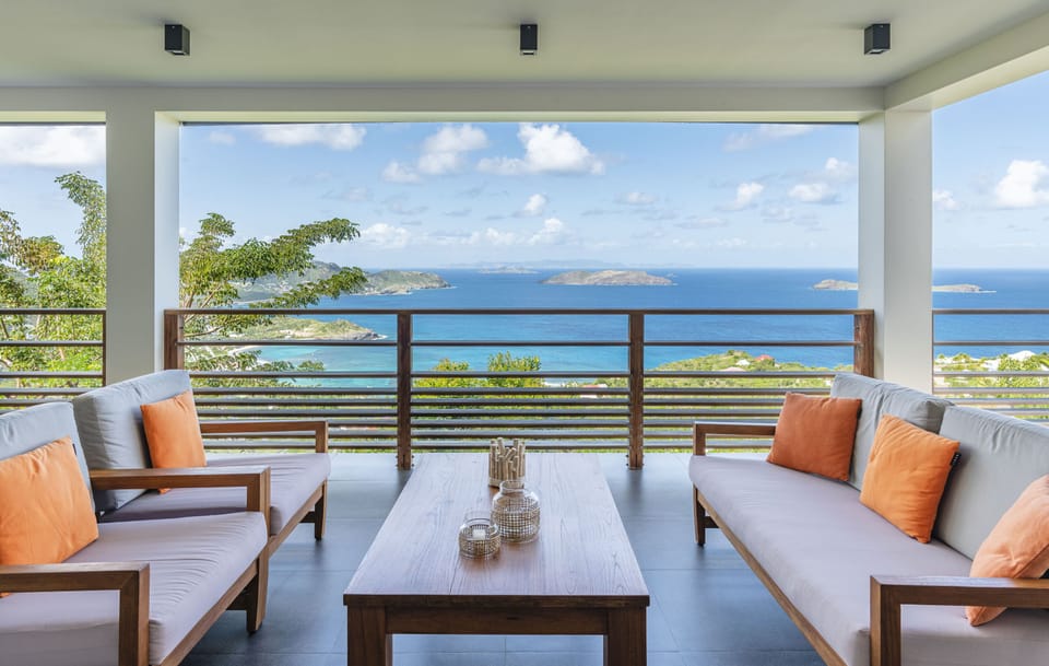 Nice lounge area on the covered terrace, facing the panoramic views. 