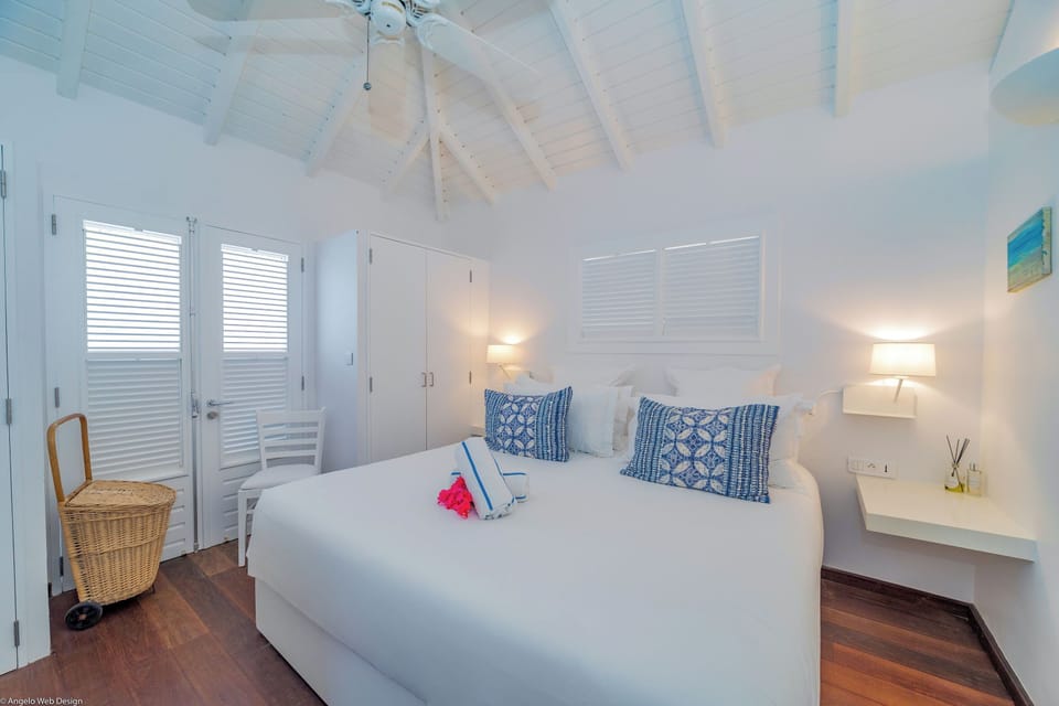 King size bed (can be prepared with 2 single beds upon request), air conditioning, safe. Ensuite bathroom with rain shower, hair dryer, bathrobes, towels and beach towels. Garden view. 