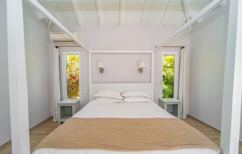 King size bed, air conditioning, HD-TV, Apple TV, dressing room, programmable safe. Adjoining bathroom with shower, hair dryer, towels and beach towels. The bedroom opens onto the terrace and the pool. 