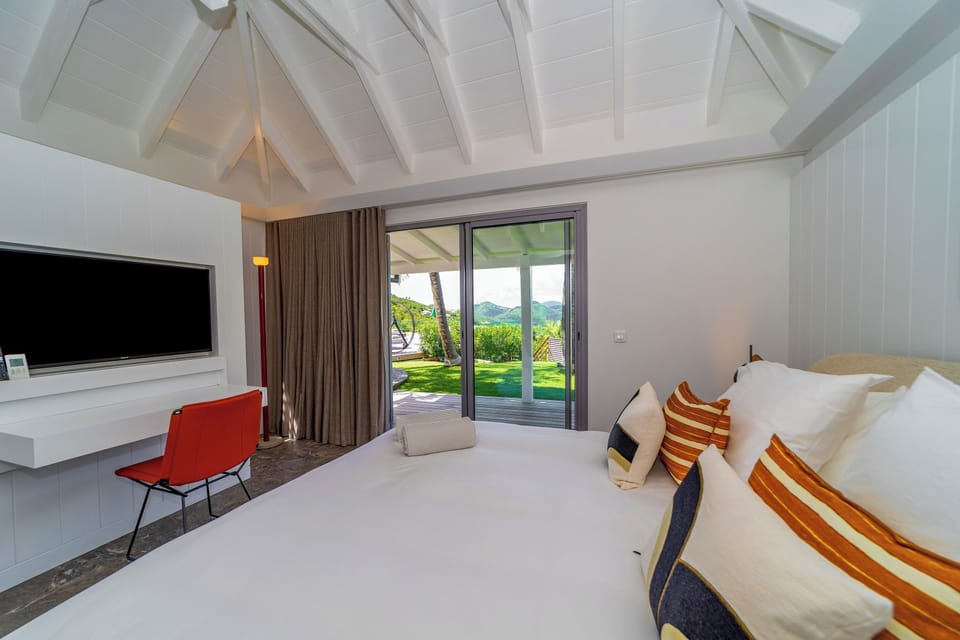 Located in a separate cottage next to the bedroom 4. King size bed, air conditioning, HD-TV, Apple TV, safe. En-suite bathroom, wash basins, shower. Outdoor shower. The bedroom opens onto the garden. 