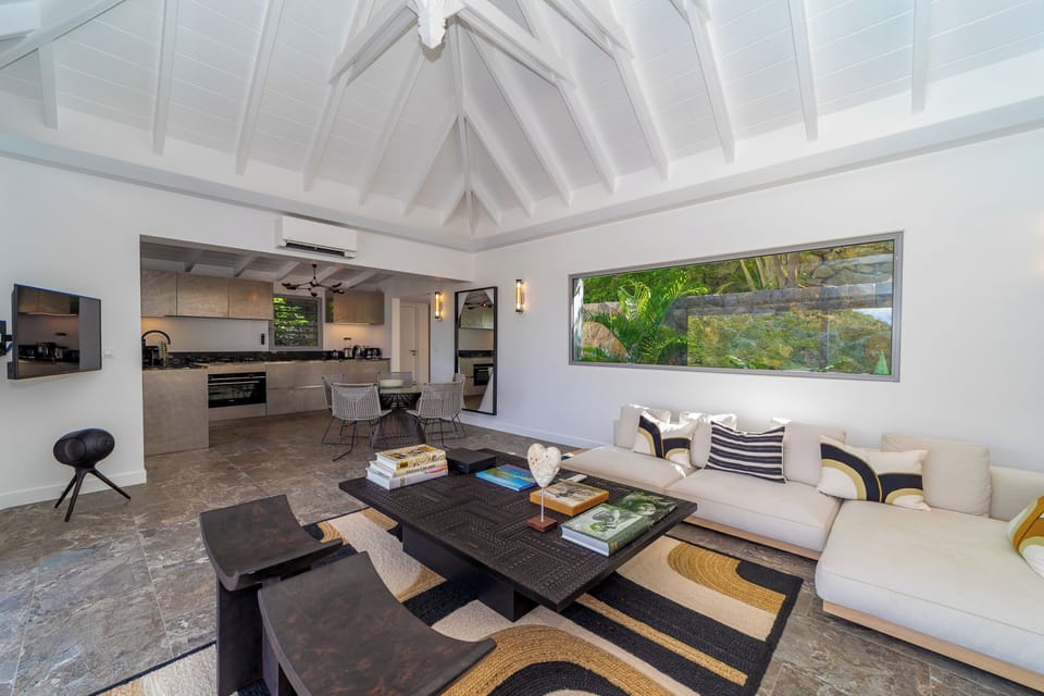 Air-conditioning, large HD-TV with Dish Network, Apple TV, Canal Satellite, iPod dock. The living room opens onto the terrace. 