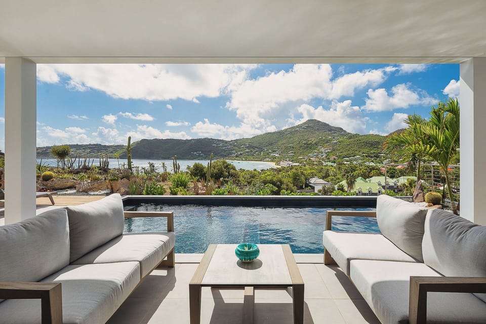 Lounge area opening onto the terrace. Air conditioning, ceiling Fan, WiFi (Fiber Optic), Smart TV, Dish Network, Apple TV.