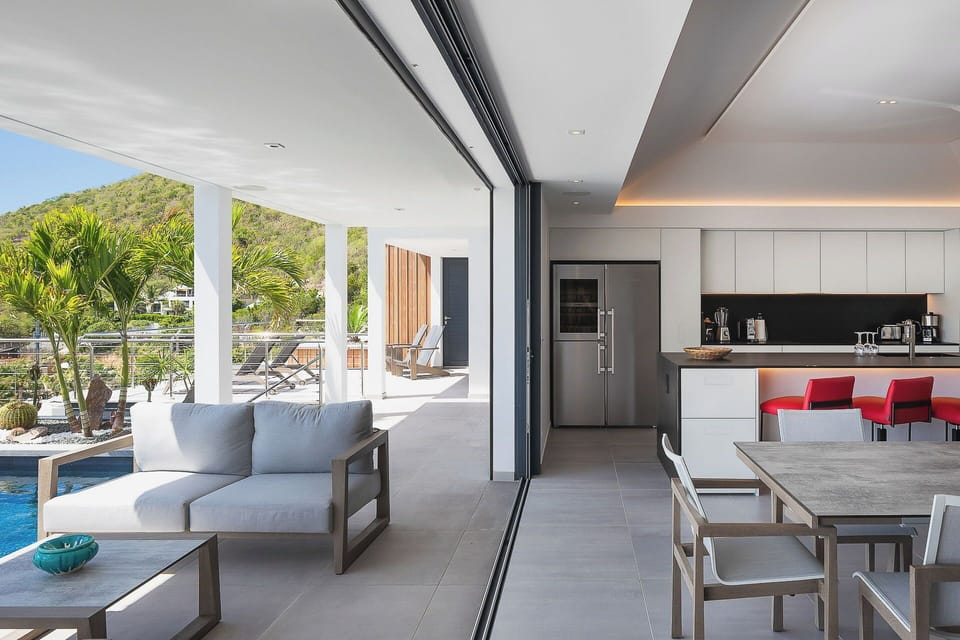 Fully equipped kitchen. Electric oven, gas stove, microwave, refrigerator, mixer, centrifuge, freezer, dishwasher, Nespresso machine, blender, kettle, toaster, breakfast bar. Dining table for 8 people in the great living room. 