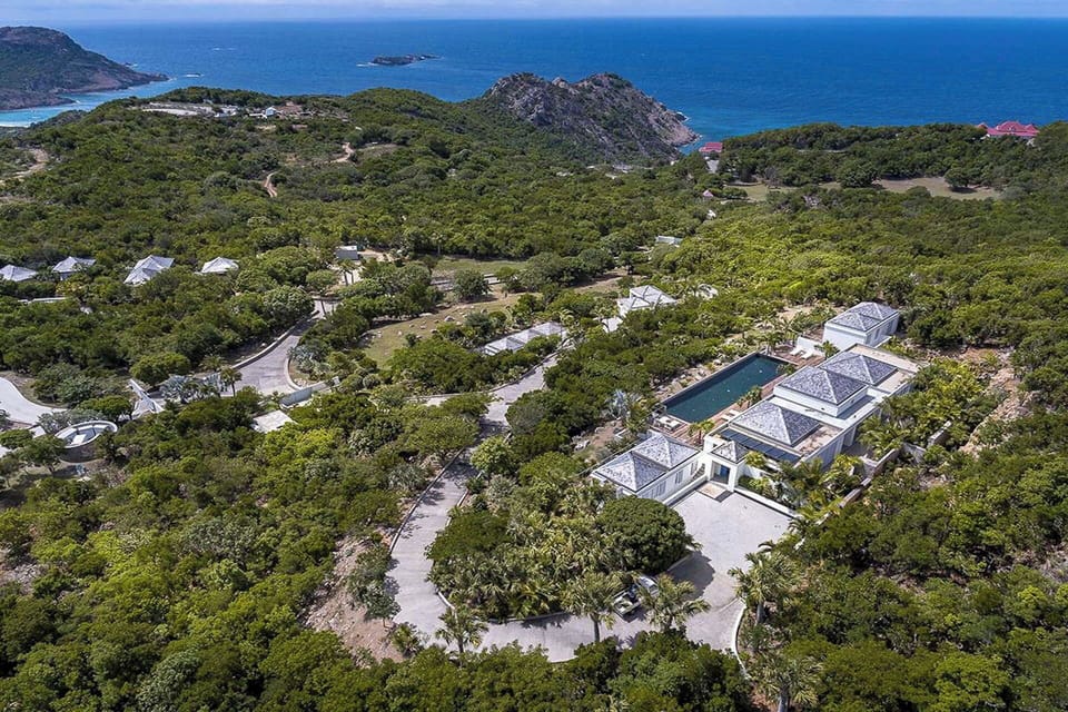Beautiful tropical garden. Private parking, coded entrance gate. 