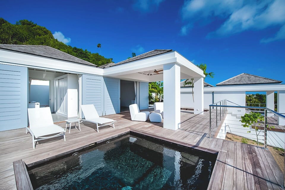 On the lower level. King size bed, air conditioning, HD-TV, Dish Network, safe, dressing room. Ensuite bathroom with rain shower, double sink, hair dryer, bathrobes, towels and beach towels. The bedrooms opens onto a private terrace with a private pool. 