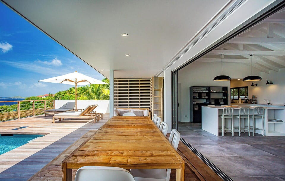 Fully equipped kitchen. Electric oven, gas stove, microwave, refrigerator, mixer, centrifuge, freezer, dishwasher, Nespresso machine, blender, kettle, toaster, breakfast bar. Dining table for 8 people on the covered terrace. 