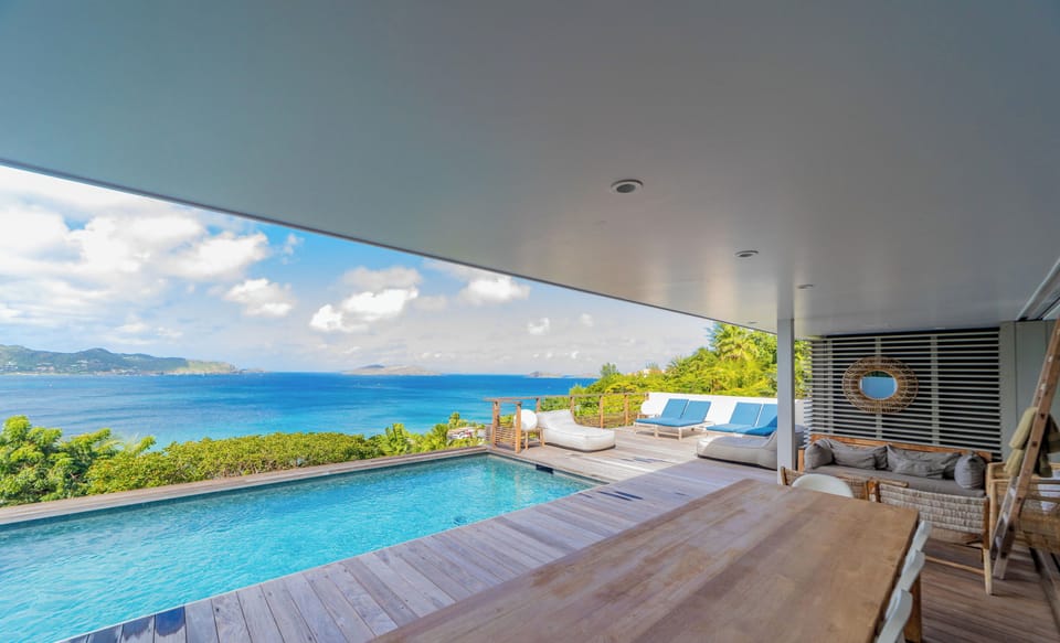 Fully equipped kitchen. Electric oven, gas stove, microwave, refrigerator, mixer, centrifuge, freezer, dishwasher, Nespresso machine, blender, kettle, toaster, breakfast bar. Dining table for 8 people on the covered terrace. 