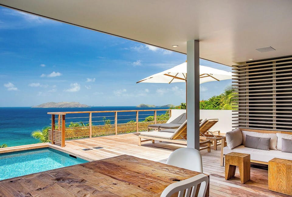 Fully equipped kitchen. Electric oven, gas stove, microwave, refrigerator, mixer, centrifuge, freezer, dishwasher, Nespresso machine, blender, kettle, toaster, breakfast bar. Dining table for 8 people on the covered terrace. 