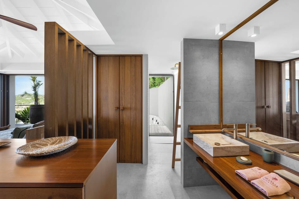 King size bed, air conditioning, HD-TV, Apple TV, safe, large dressing room. En-suite bathroom, wash basins, shower. The bedroom opens onto the terrace. 