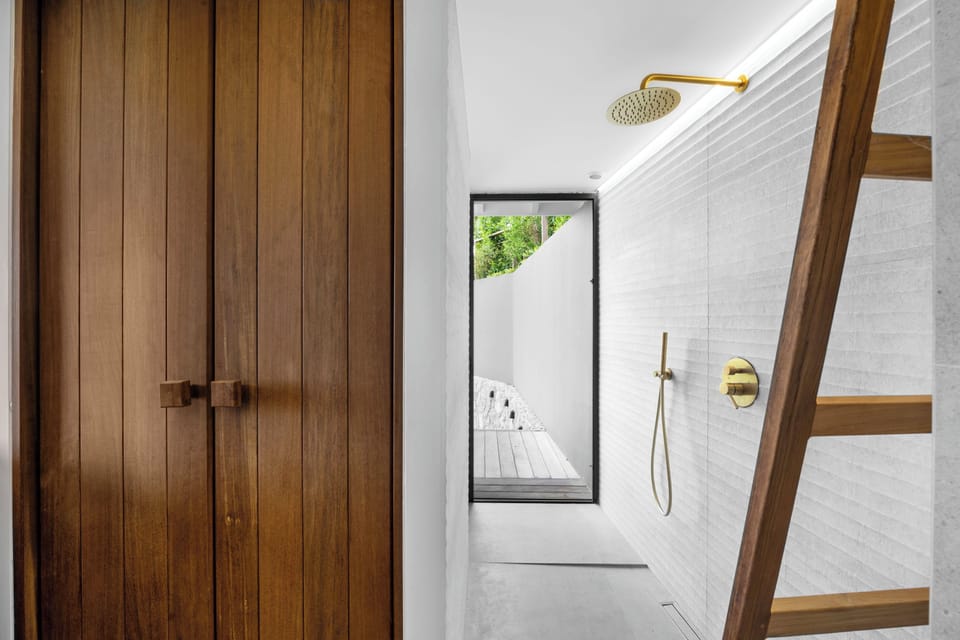 King size bed, air conditioning, HD-TV, Apple TV, safe, large dressing room. En-suite bathroom, wash basins, shower. The bedroom opens onto the terrace. 