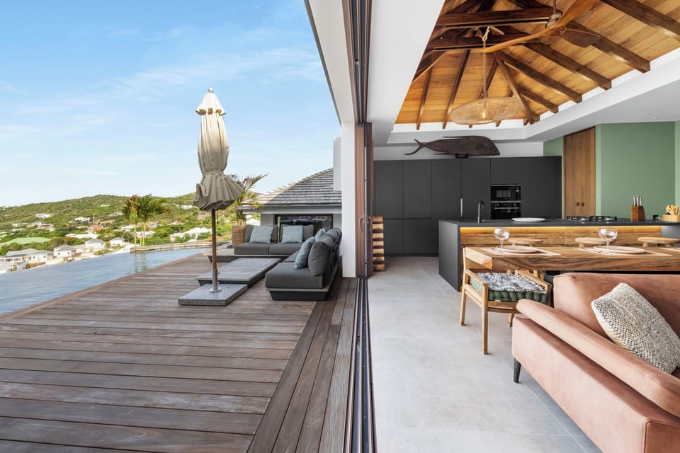 Air-conditioning, large HD-TV with Dish Network, Apple TV, Canal Satellite, iPod dock. The living room opens onto the terrace. 