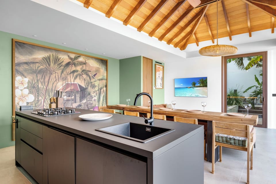 Fully equipped with bar, electric oven, gas stove, dishwasher, fridge and freezer, ice machine, microwave, toaster, filter coffee maker, and espresso coffee machine, blender, electric fruit press. Breakfast bar with stools. Indoor dining table in the grea
