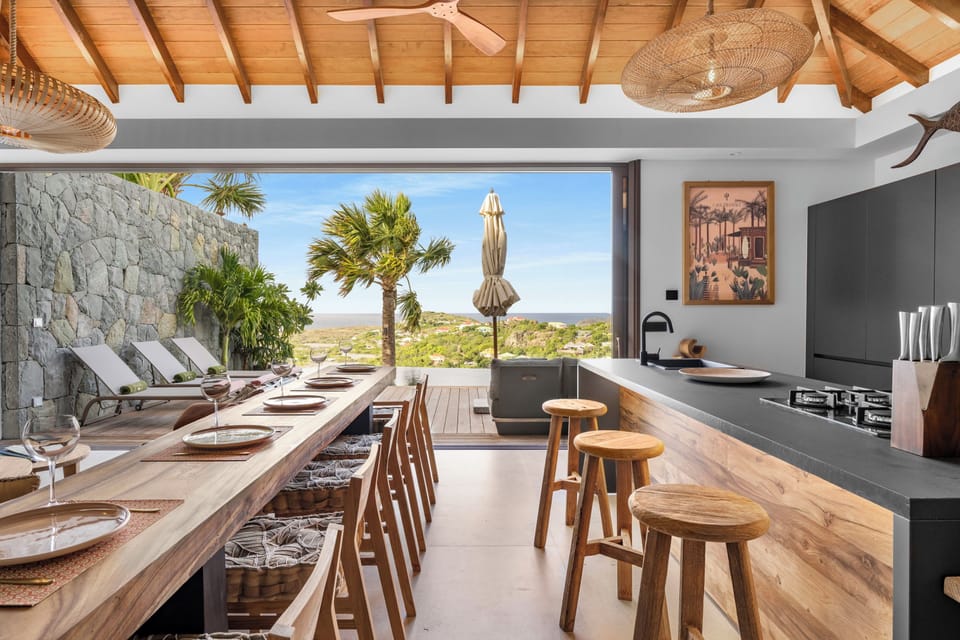 Fully equipped with bar, electric oven, gas stove, dishwasher, fridge and freezer, ice machine, microwave, toaster, filter coffee maker, and espresso coffee machine, blender, electric fruit press. Breakfast bar with stools. Indoor dining table in the grea