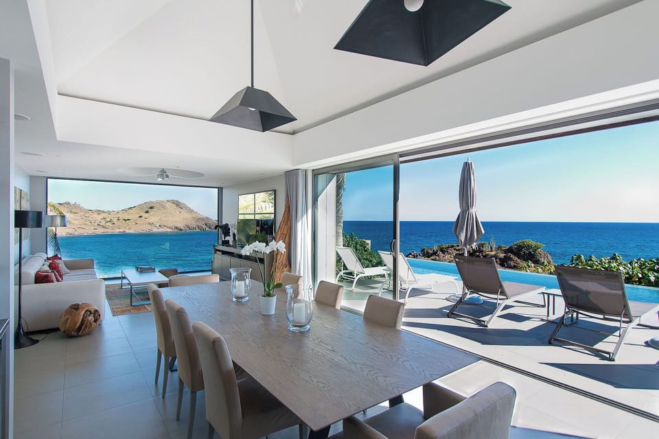 Fully equipped kitchen, electric oven, gas stove, microwave, fridge and freezer with ice maker, dishwasher, toaster, filter coffee maker and Nespresso machine, mixer, kettle, citrus press, fryer, hood. Large indoor dining table for 8 guests.