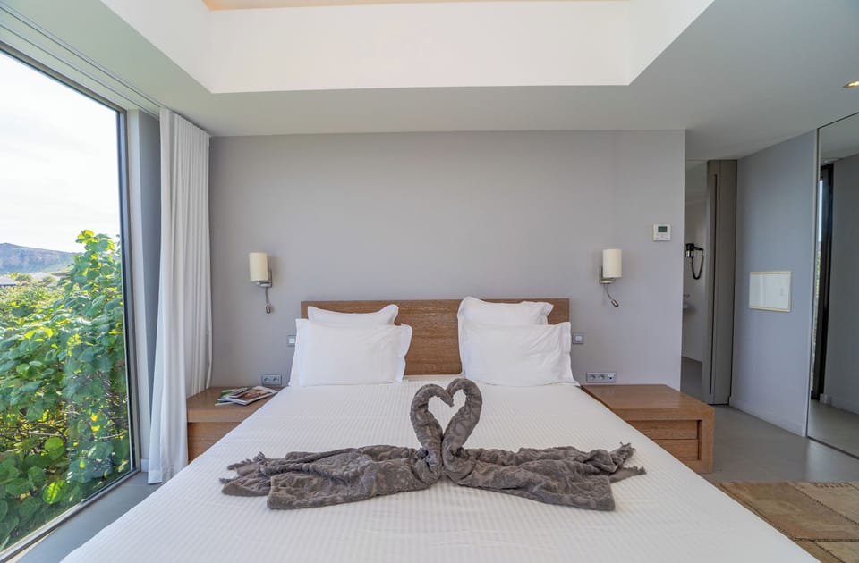 King size bed, air conditioning, safe, HD-TV, Dish Network. Ensuite bathroom with rain shower, hairdryer, bathrobes, towels and beach towels. Ocean view. 