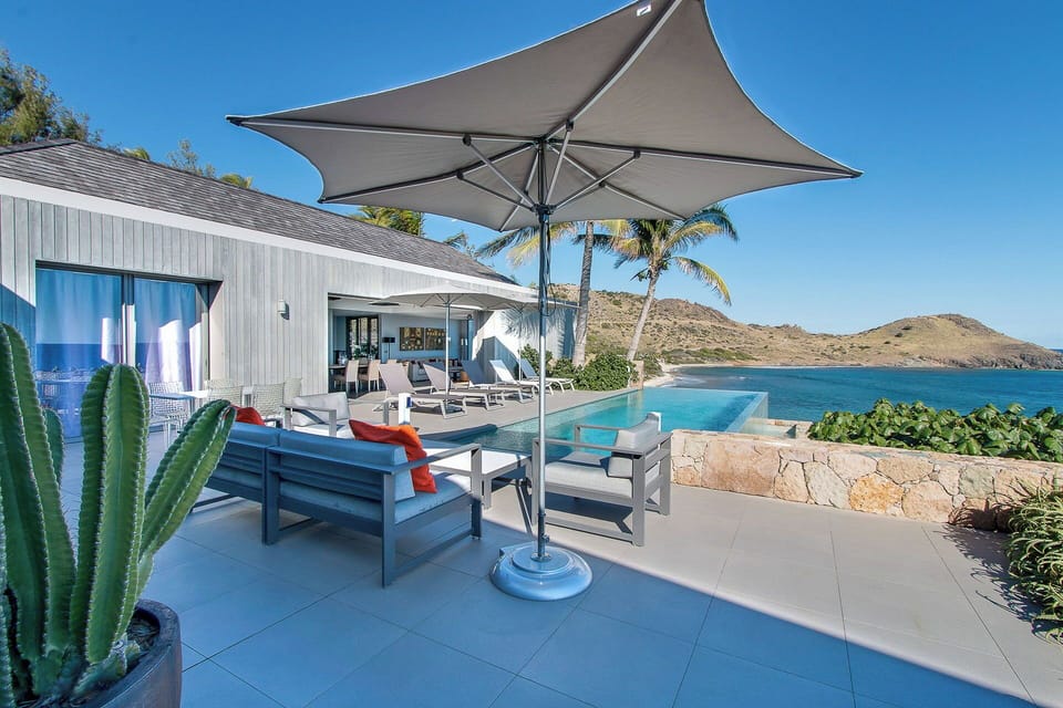 Large terrace, beautiful pool, sun loungers, parasols, gas barbecue. 