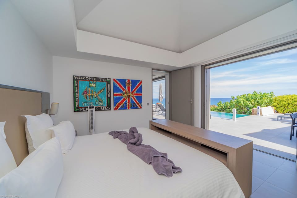King size bed, air conditioning, safe, HD-TV, Dish Network. Ensuite bathroom with rain shower, outdoor shower, hairdryer, bathrobes, towels and beach towels. The bedroom opens onto the terrace and is connected with the living area. 