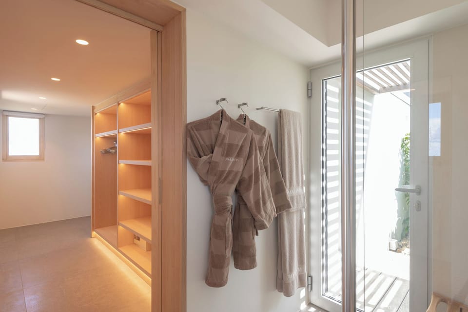 Located on the main level with a direct access to the living room and the terrace with the pool. King size bed, air conditioning, safe. Ensuite bathroom with indoor & outdoor showers. 