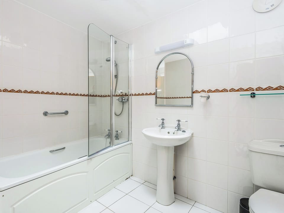 Bathroom | Gatehouse Lodge - Atholl Palace Holidays, Pitlochry