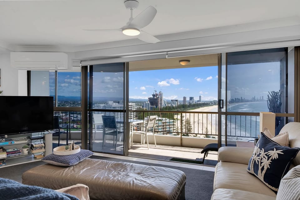 Living room, vast views, smart tv