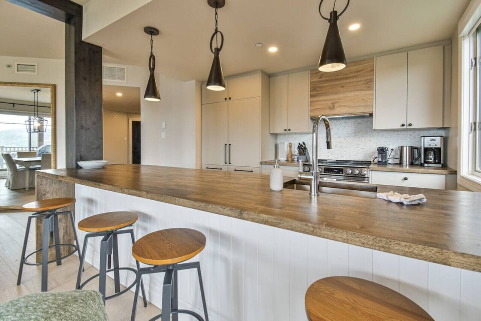 The Bondurant Village Home Close to Tremblant Attractions