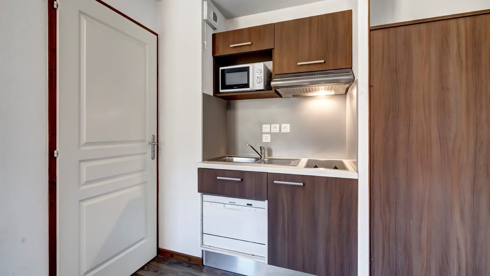 Whip up a quick bite to eat in the kitchenette.