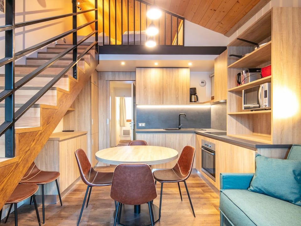 Tuck into a great snack you’ve prepared in your kitchenette. Please note photos are representative and actual unit may differ.