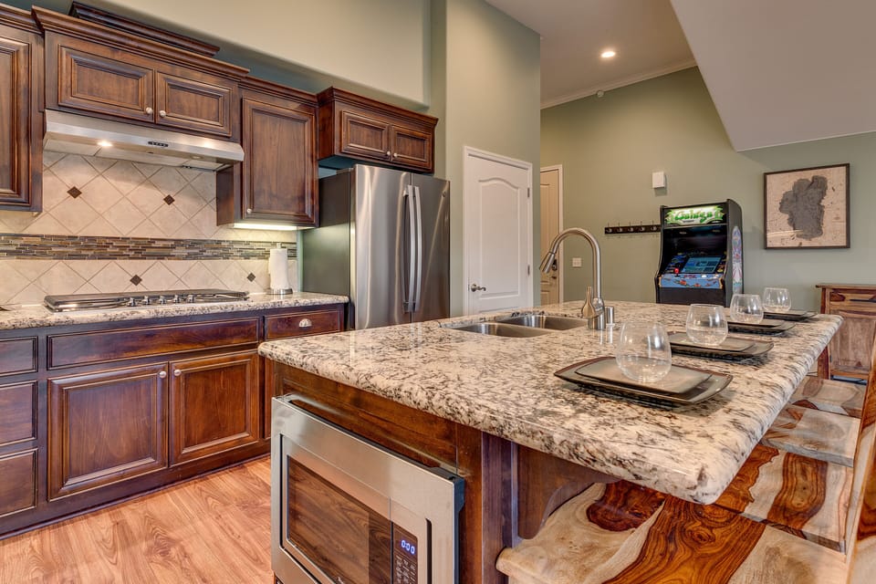 - Modern kitchen with granite countertops  
- Stainless steel appliances and island seating  
- Fully equipped vacation rental kitchen
